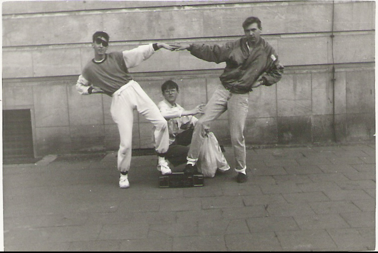 Master Dance Connection, Magdeburger Gruppe, 1987: Hoshyn, Duve, Enrico K., Ort: Rückseite Personaleingang Operhaus Magdeburg, heutige Erzbergerstraße