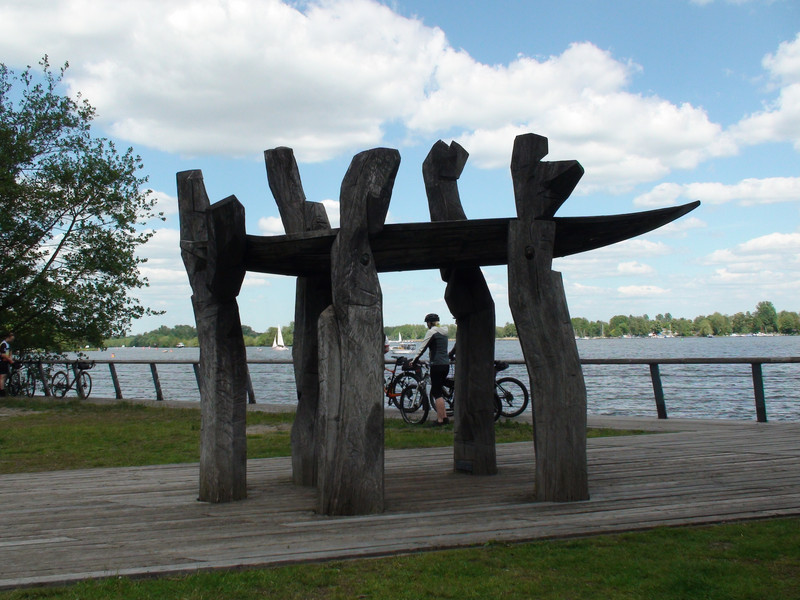 Skulptur "Von Ufer zu Ufer" von Lothar Oertel an der Uferpromenade in Hennigsdorf aus dem Jahr 2000.