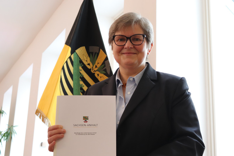 Birgit Neumann-Becker mit dem aktuellen Tätigkeitsbericht im Landtag