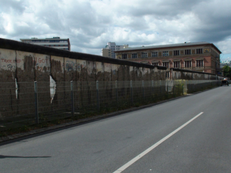 Niederkirchnerstraße, hinter dem Mauerstück die Topographie des Terrors