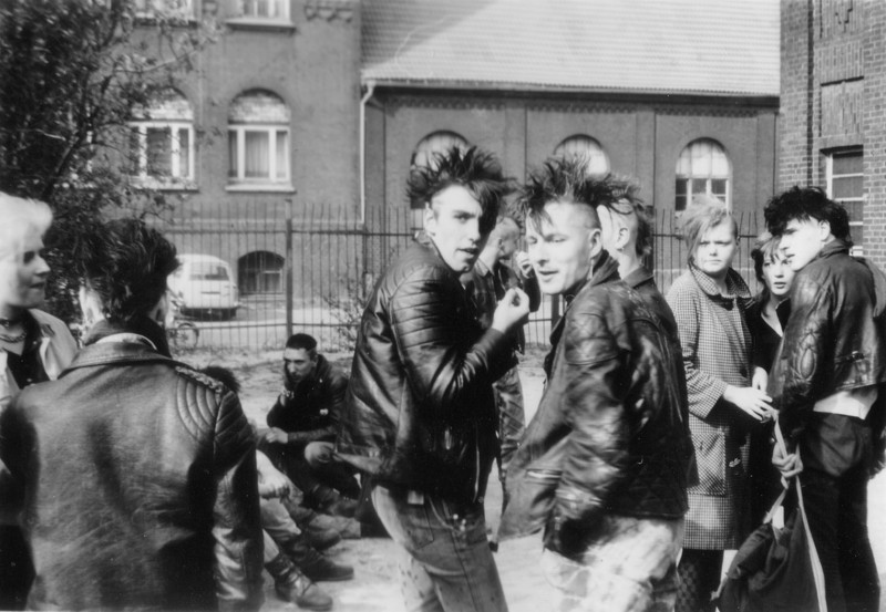 Punks vor der Christuskirche in Halle (Saale), 1984