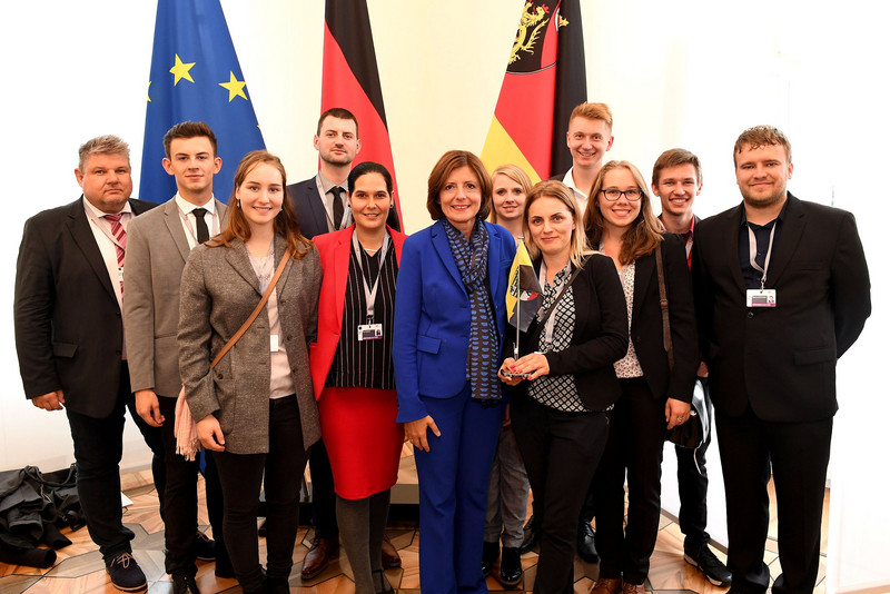 Die Bürgerdelegation Sachsen-Anhalt mit der Bundesratspräsidentin und Ministerpräsidentin von Rheinland-Pfalz Malu Dreyer