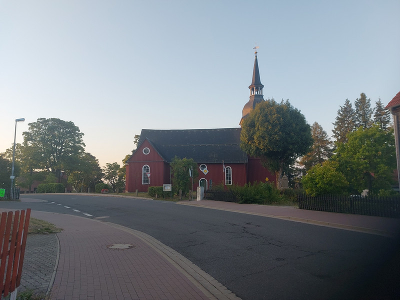 Kirche zur Himmelspforte in Hohegeiß, links Wegweiser nach Benneckenstein