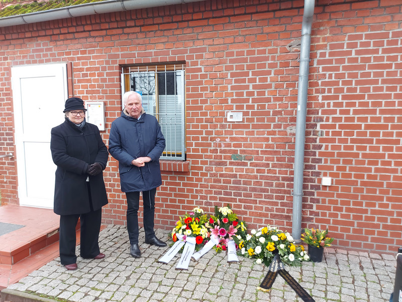 Birgit Neumann-Becker, Landesbeauftragte und Dieter Dombrowski, Bundesvorsitzender der UOKG neben der an Horst Avemann erinnernden Tafel 